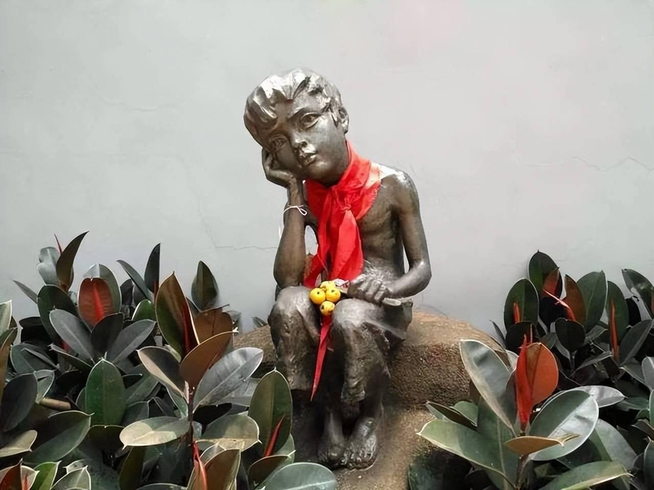 1949年，“小萝卜头”宋振中烈士遗骸的挖掘现场。为了掩埋罪证，特务将他深埋地下