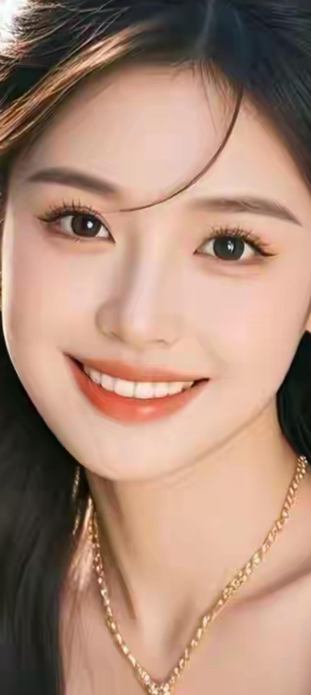 甜美笑容，金链闪耀，元气满满的一天！😊✨