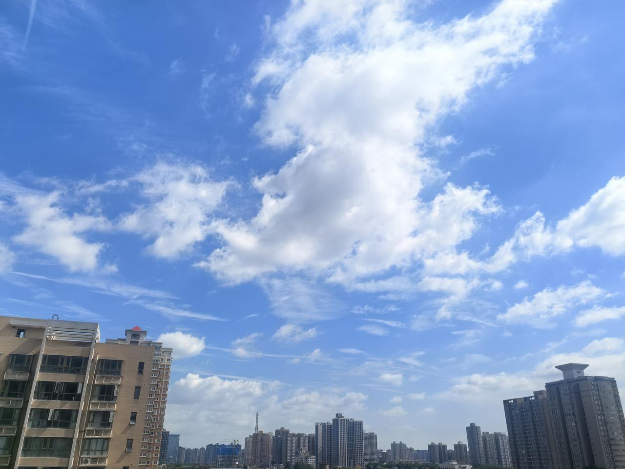 今日西安雨后的蓝天白云