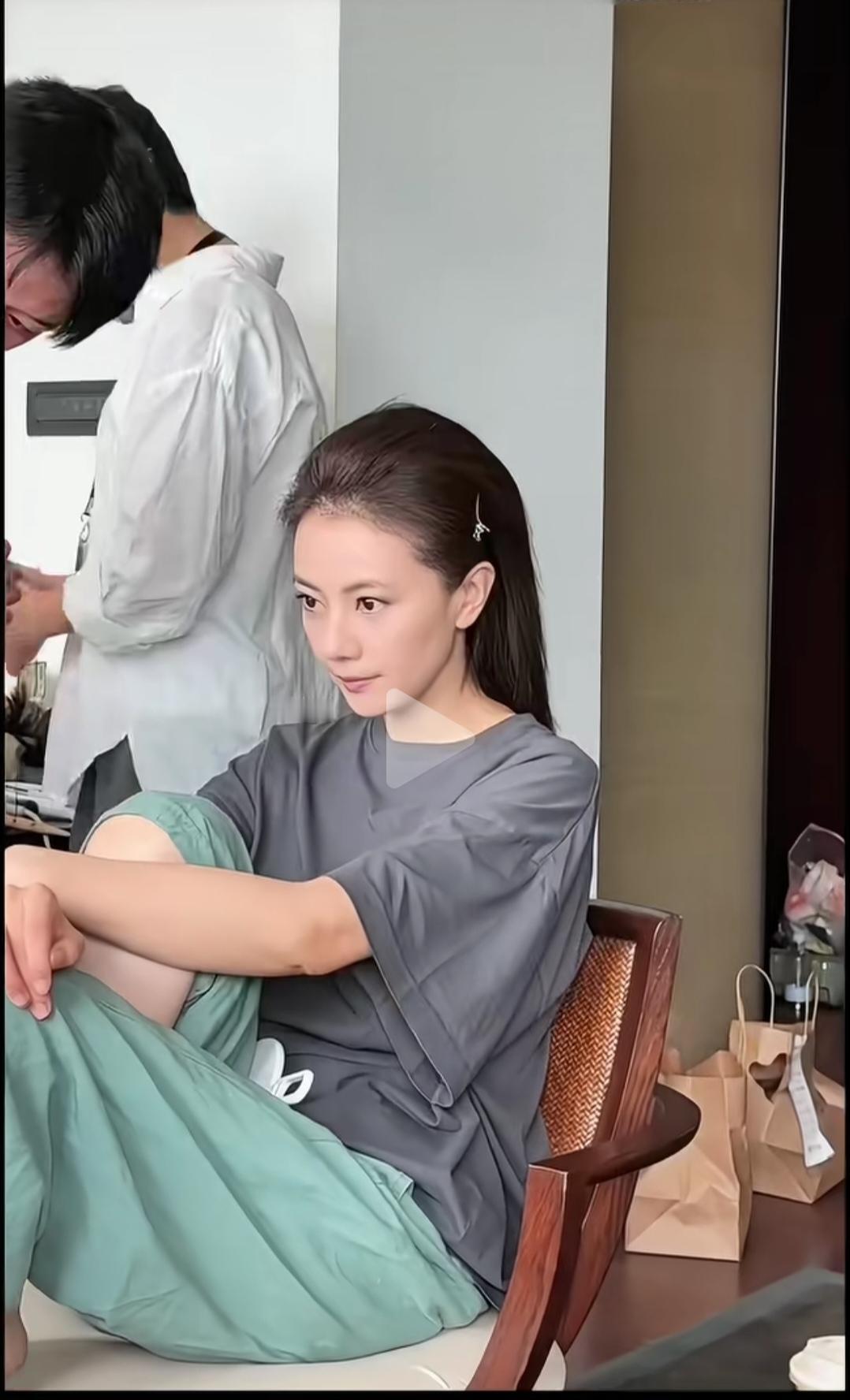 素颜的高圆圆，看起来和大学生一样。