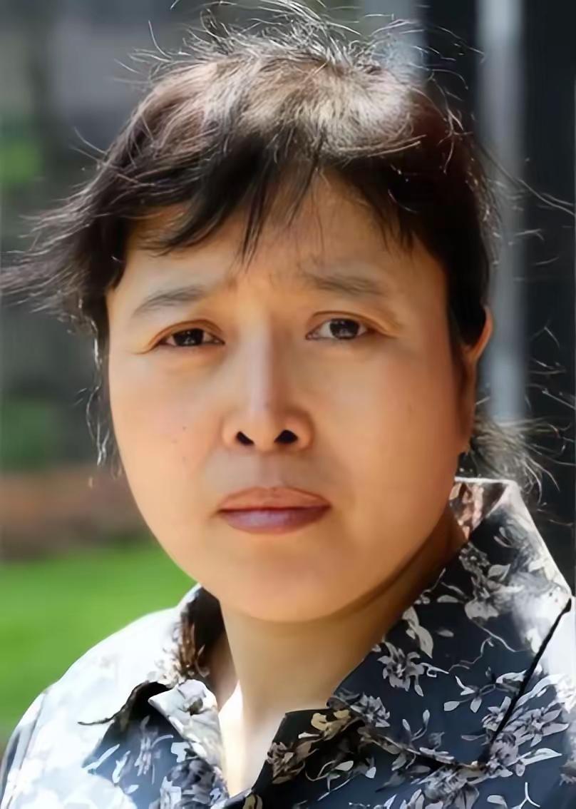 她是一级演员，六次得奖的影后，如果不是明星演员，你看她长得跟农村妇女有什么区别？