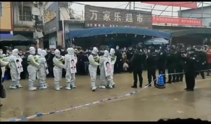 广西百色市靖西市。游街的几人因涉嫌运送他人偷越国境、走私等违法行为被“游街示众”