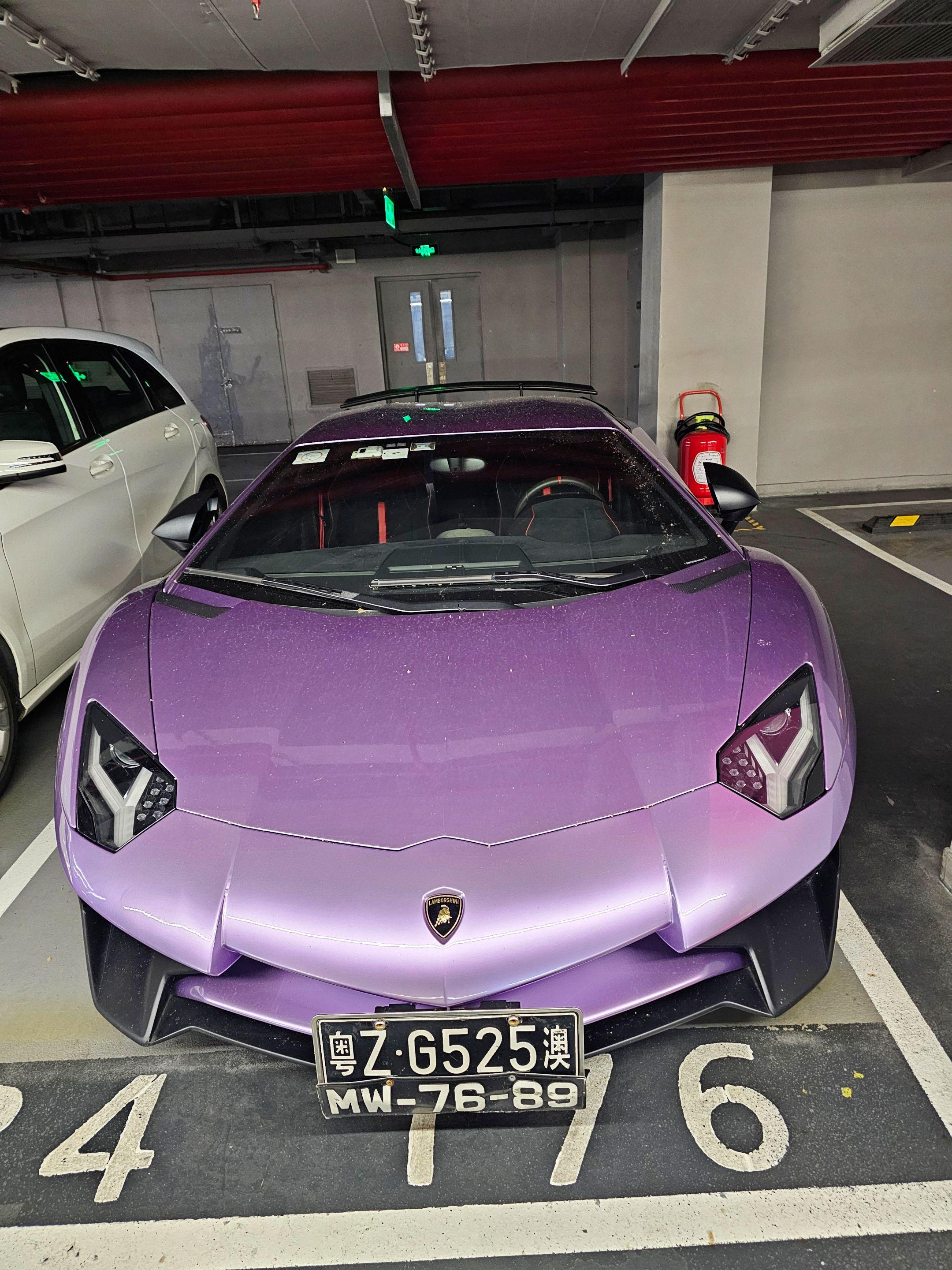 在广州某地库偶遇澳门车牌兰博基尼大牛LP750-4，看到太帅了！