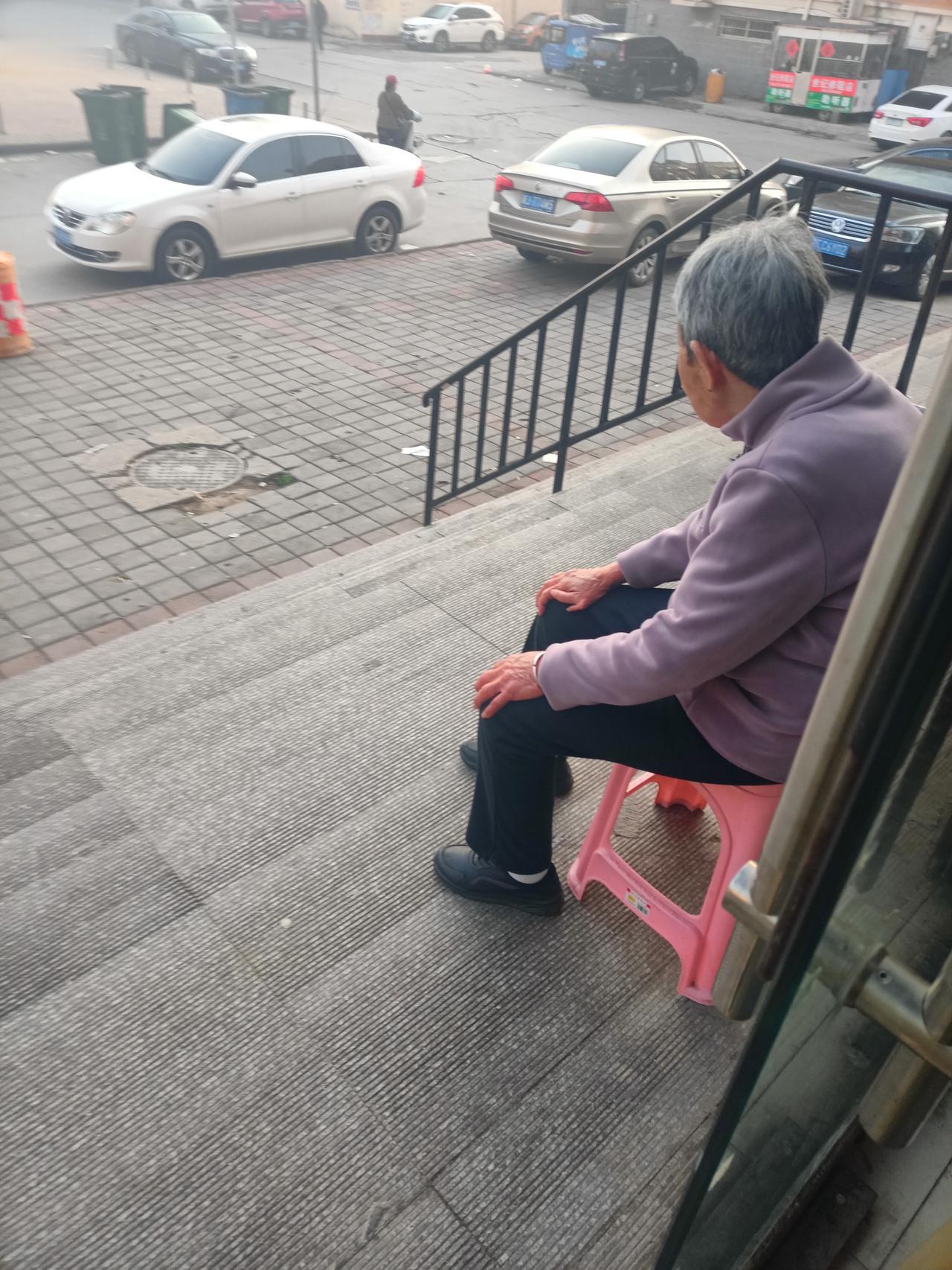 邻居有人在敲门，对话有点意思！
当当当，然后是一个中年妇女的声音：开门！
（估计