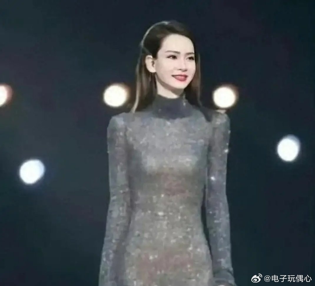 戚薇的这条裙子，但凡腰上有一点赘肉都不敢穿 