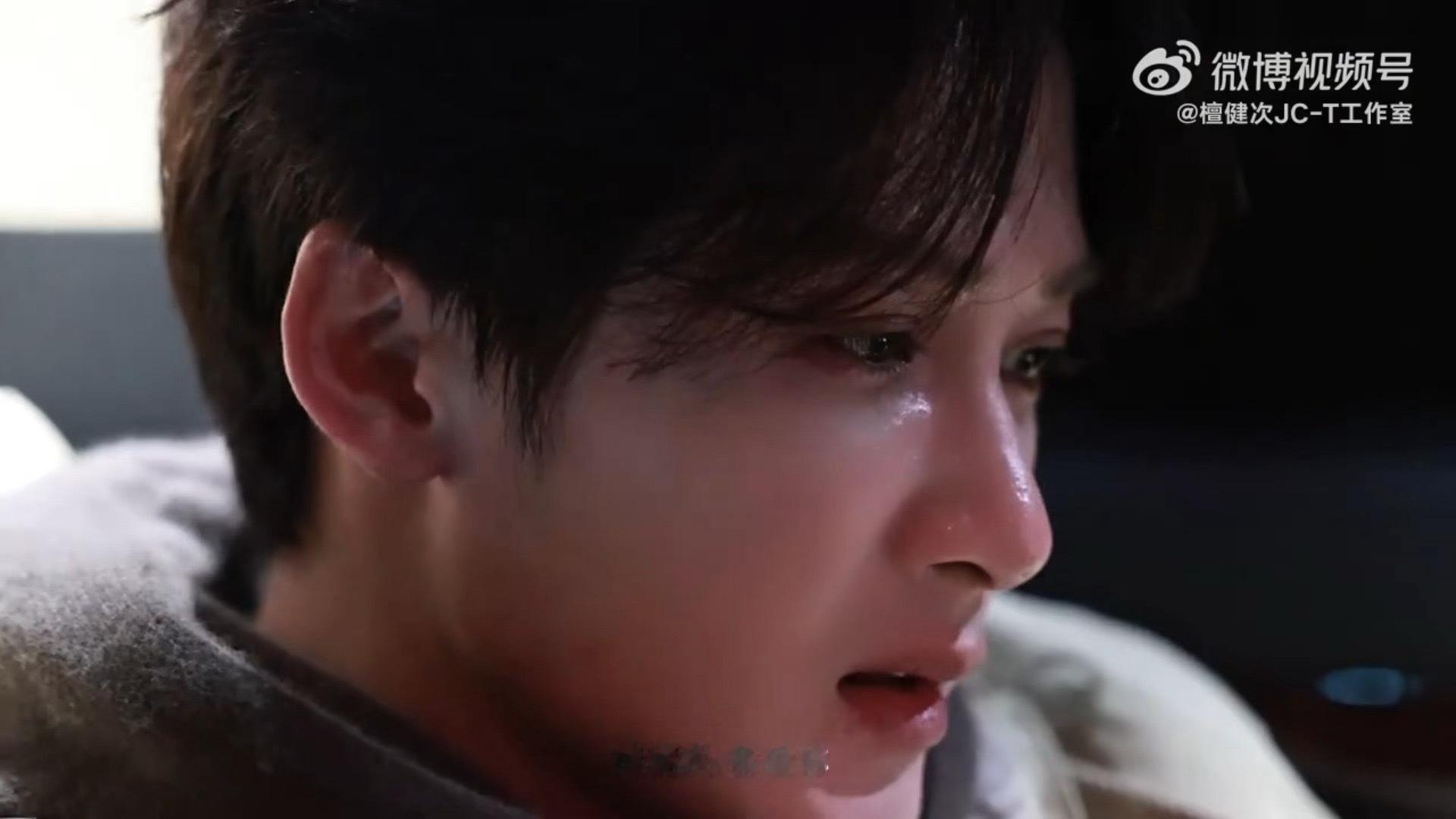 檀健次何不同舟渡开机vlog里面，看到小炭火的应援泣不成声了，天了噜。 