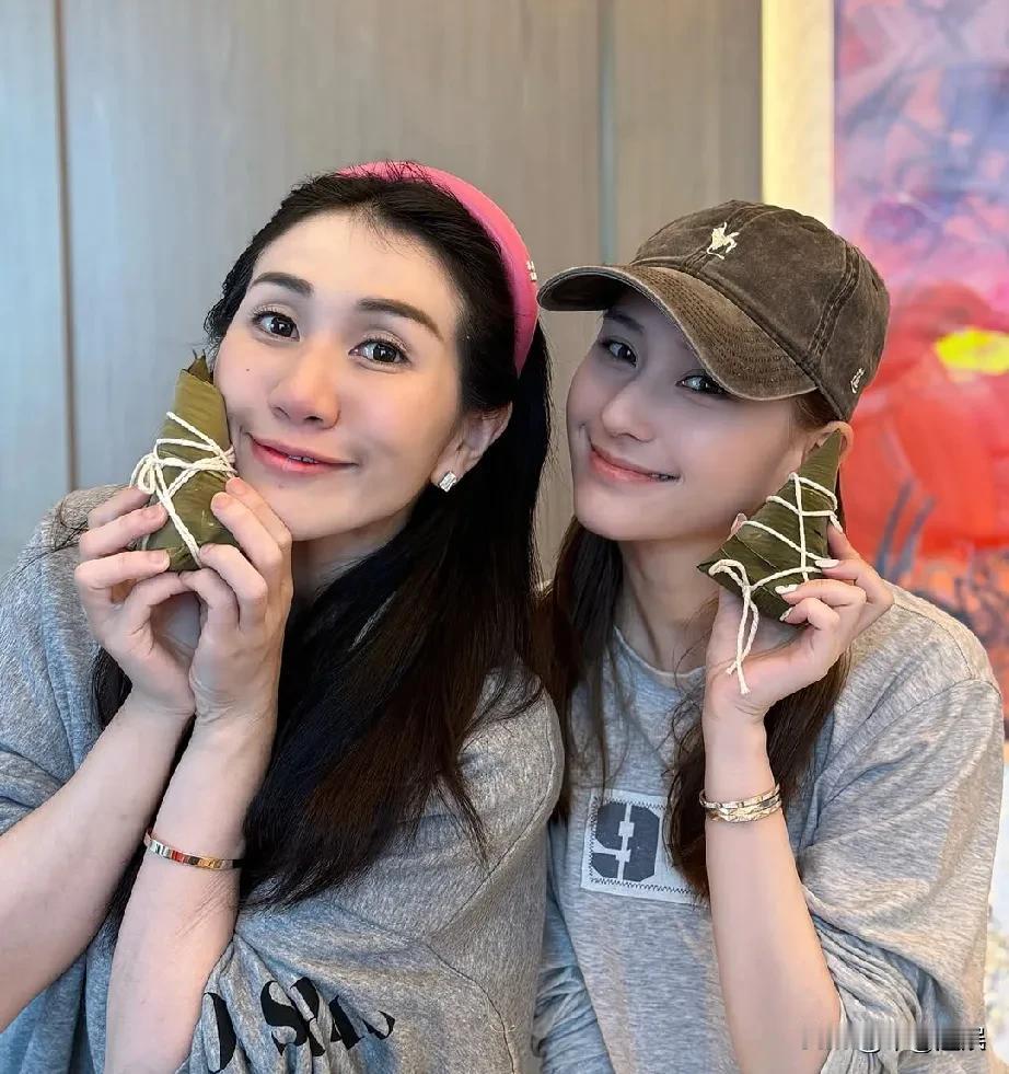 我大胆预测一下

窦骁和何超莲的婚姻应该是出问题了！

因为不合理的地方太多了。