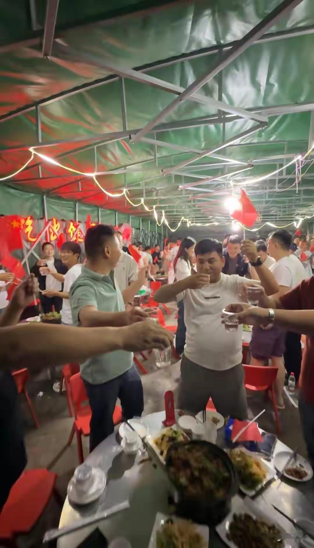 大阅兵晚上，前后30来桌，来吃饭的客人，全场免单。
炒鸡店老板:“不是为了炫耀自