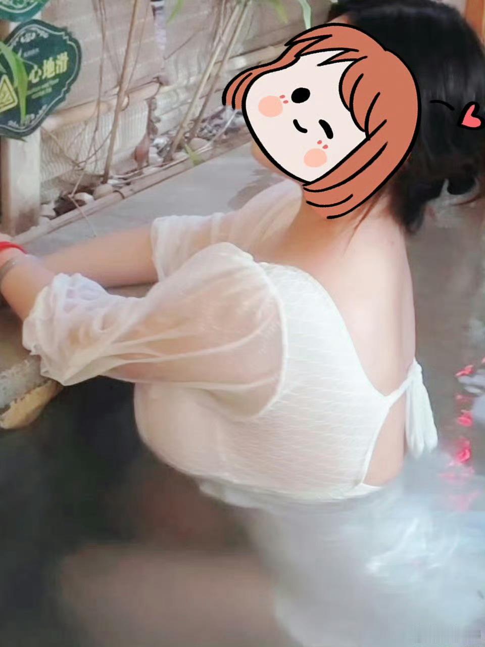 这天泡在水里真舒服 