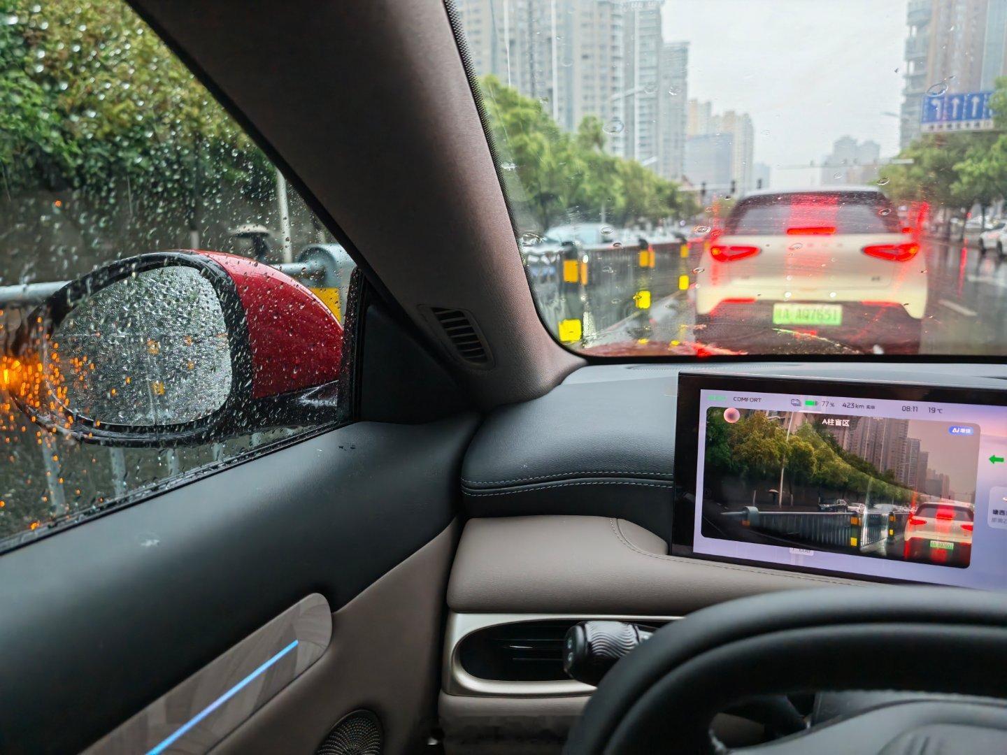 下雨天这种传统后视镜简直就没法用了，根本看不清路。幸好我这个智己L6上面带这种电