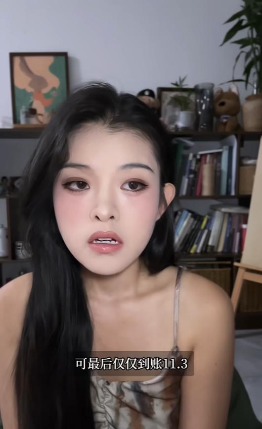 西安一名58岁男子出门，骑着电动三轮车在路上正常行驶，被一辆逆行的两轮电动车撞上
