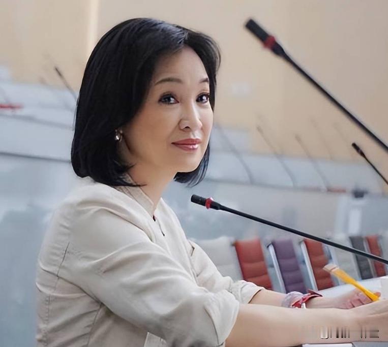 绿营派系斗争愈演愈烈，高雄争的头破血流，阿赖坐立难安，柯志恩的机会真的来了？
