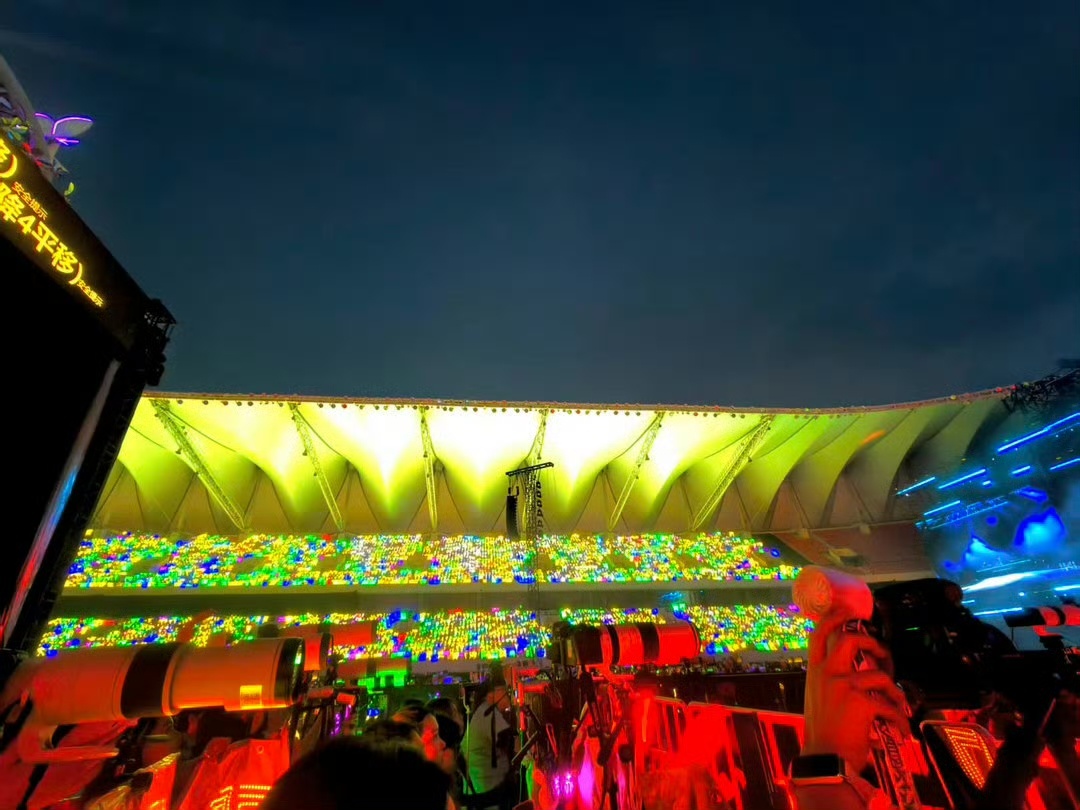 TOP登陆少年Day2灯牌为什么第二天跟第一天完全一模一样，全是朱志鑫的灯牌，虽