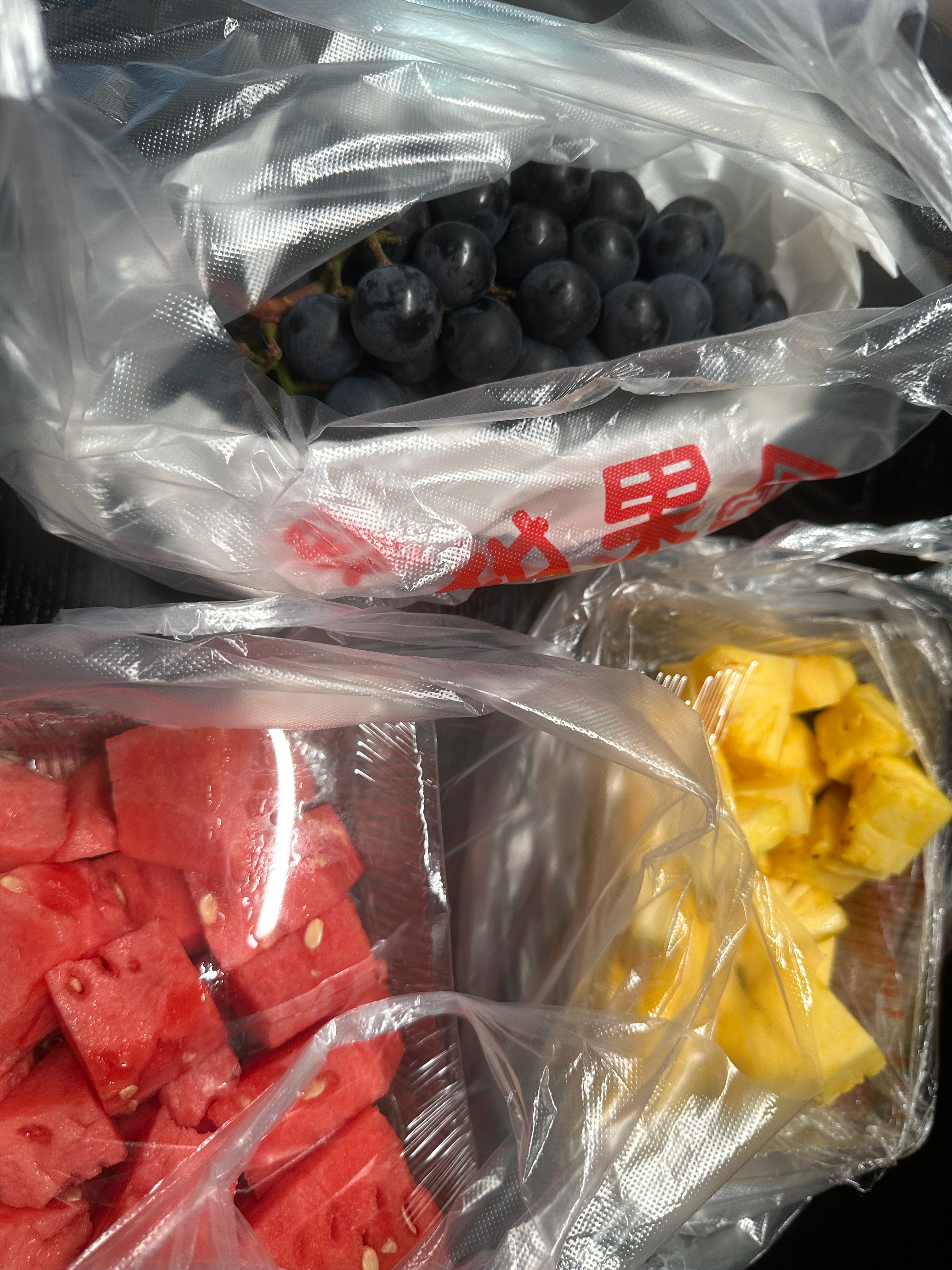 买了西瓜🍉、凤梨🍍和蓝莓夏黑🍇看比赛，希望有场精彩对决