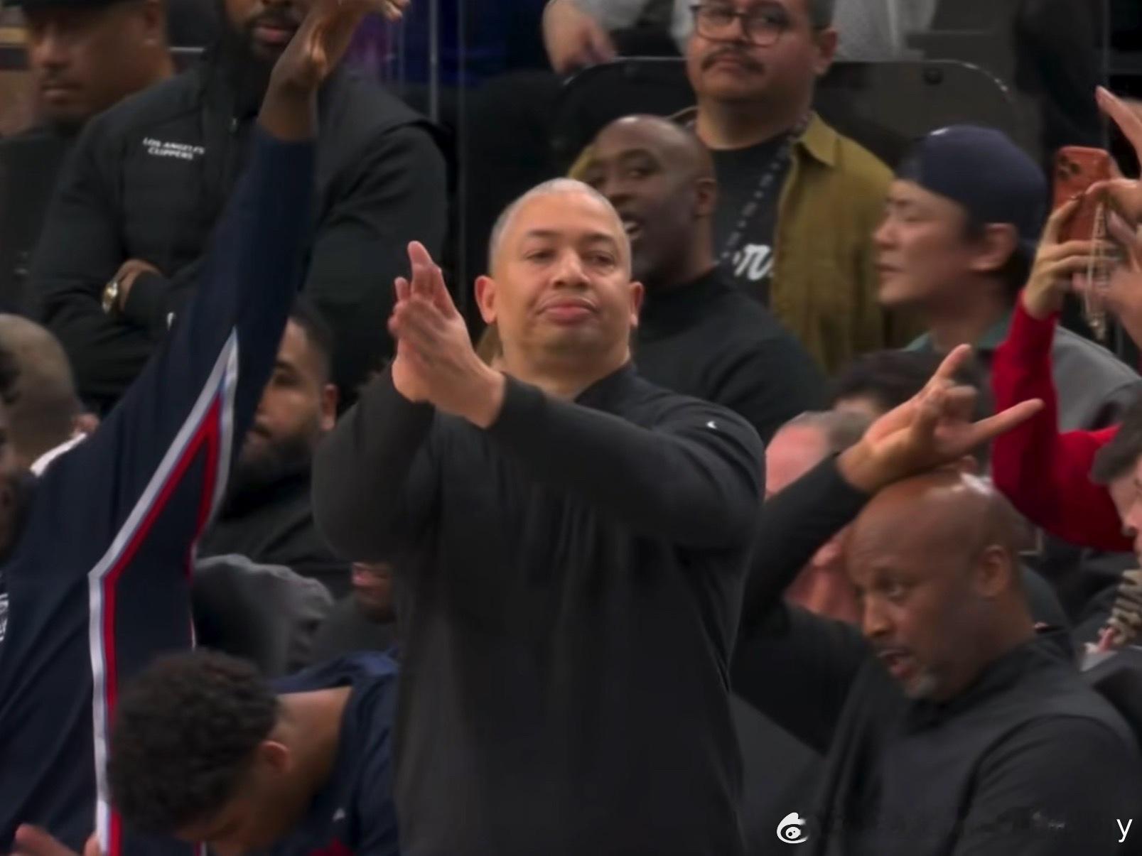 泰伦-卢：范德比尔特今晚在防守端有很大的自由度。 