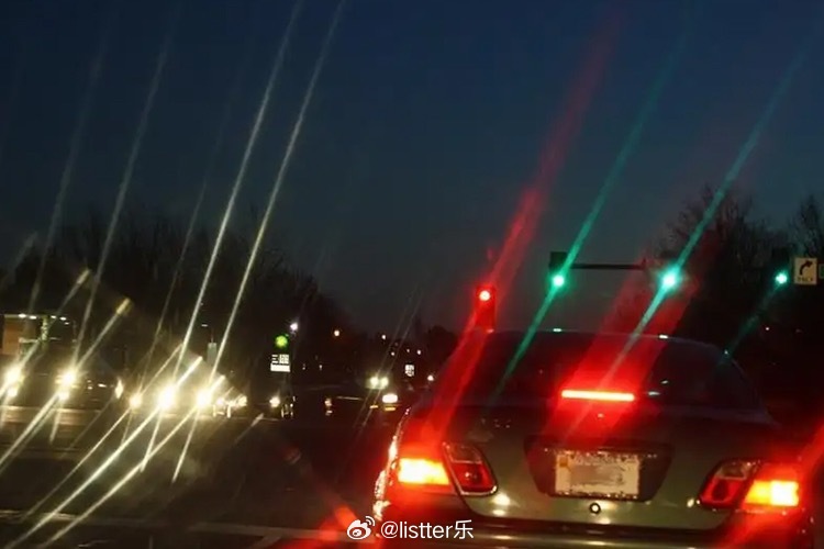 我眼睛近视+散光，晚上开车看路灯大概就是图里这样，所以我尽量避免开夜车近视散光人