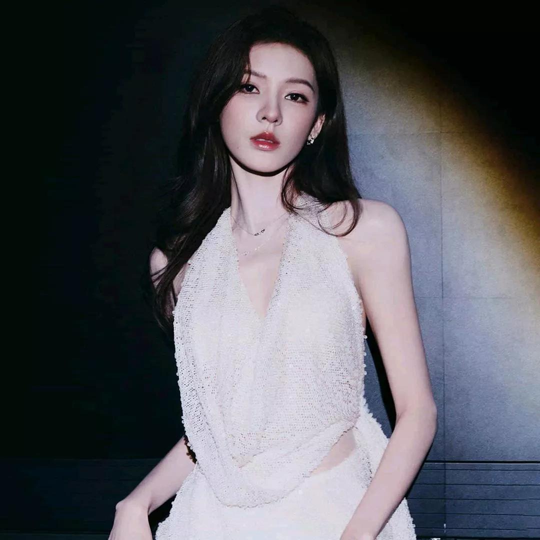 优雅白裙，性感迷人，红唇轻启，气质非凡。