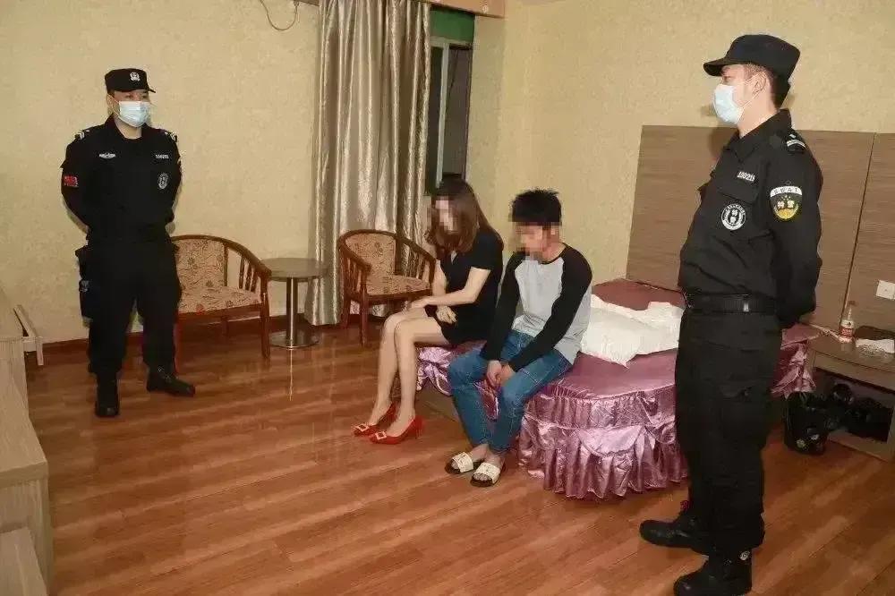 江苏警方曾经破获一起离奇卖淫案件，卖淫者竟然全部是年轻小伙，而而最年轻的女嫖客只