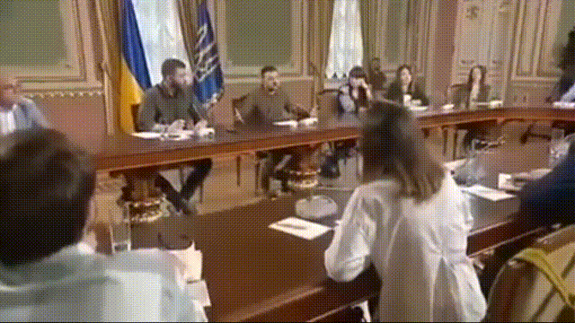 在回复乌克兰人对巴赫穆特关切时，泽连斯基表示，巴赫穆特要塞从未存在过。他用大量表