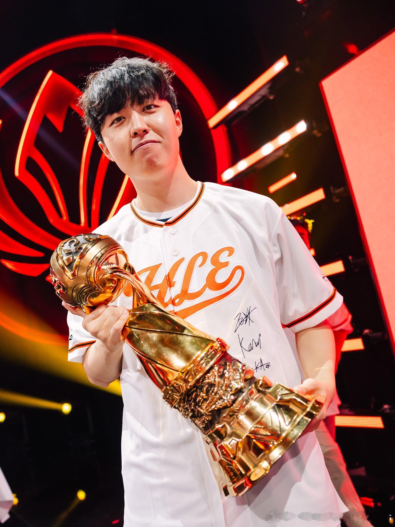 洋溢着幸福的HLE和奖杯的合照🏆hle战胜blg2026msi最前线2026m