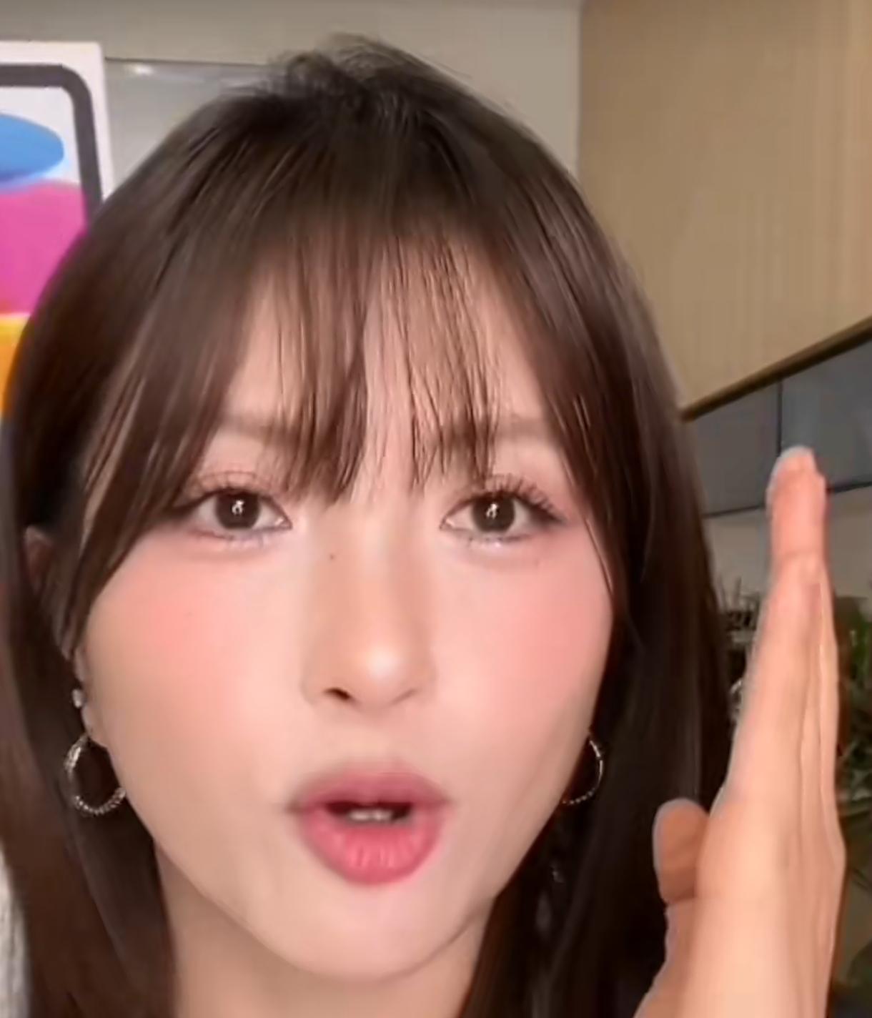 包文婧回应女儿撞脸吴映洁 一句话尽显高情商
 
网友说包文婧女儿饺子撞脸吴映洁，