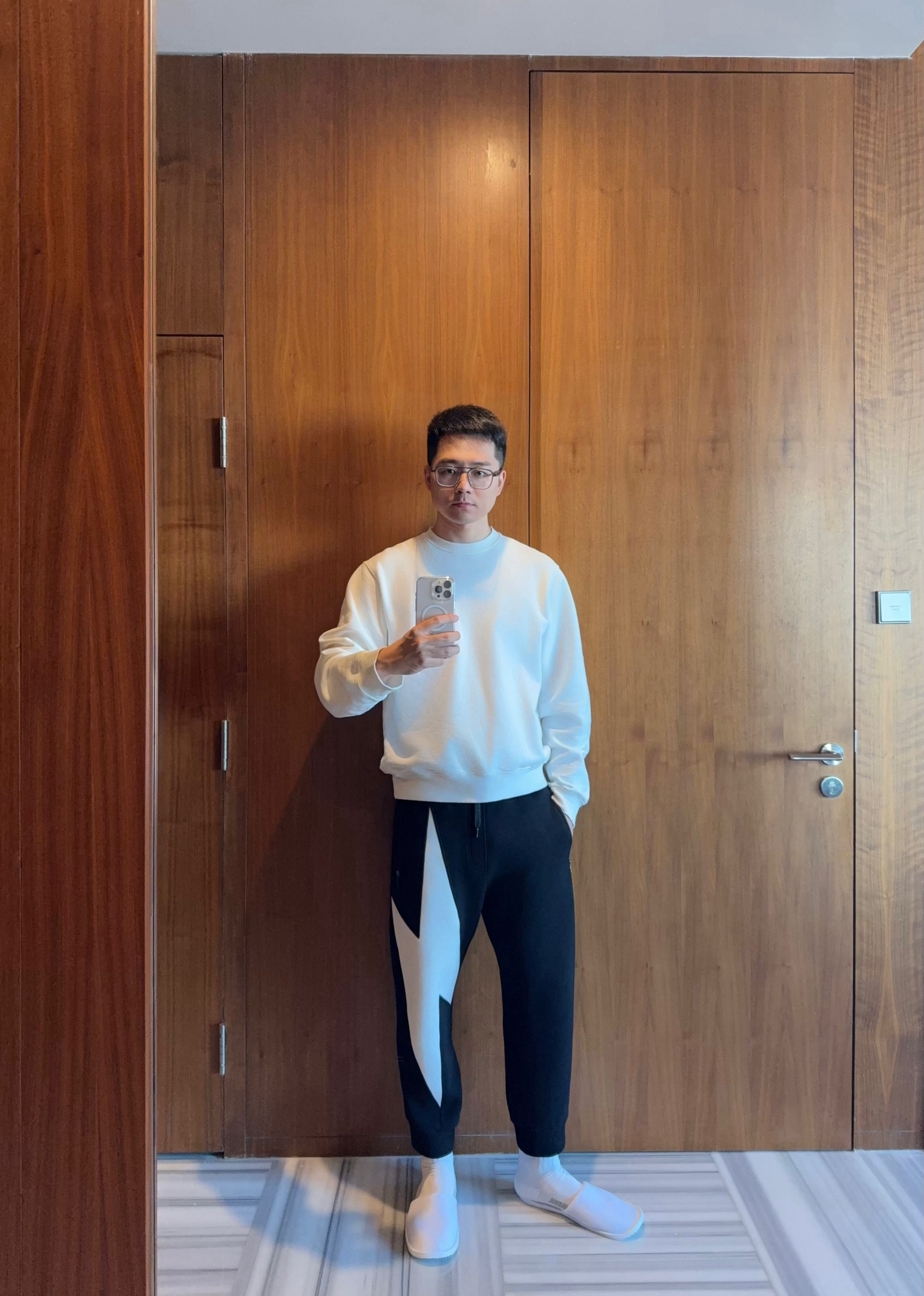 很多年没在冬天这时候回东北了。衣柜里适合冬天穿的衣服不多，想到今年在东北的时间比