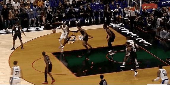 詹姆斯真的老了，背打打不动，只能来个勾手，今天可以上双吗？



詹姆斯肉眼可见