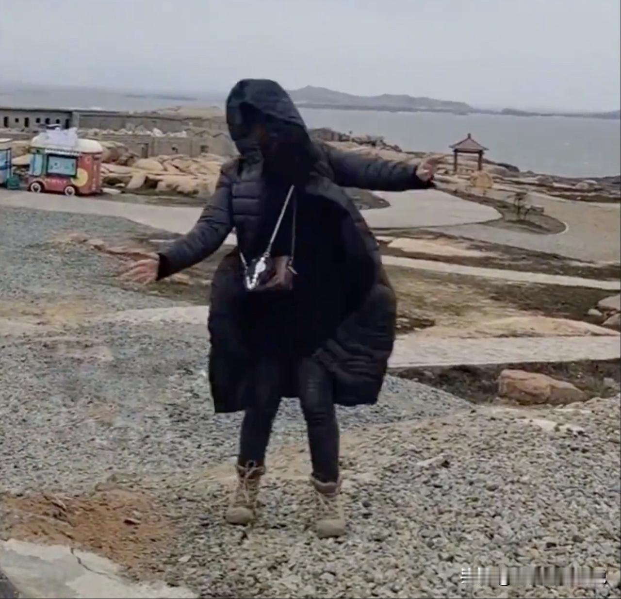 能在海边把照片拍成毫无脸面也是难得，属于是摄影鬼才系列吧！人家是面朝大海春暖花开