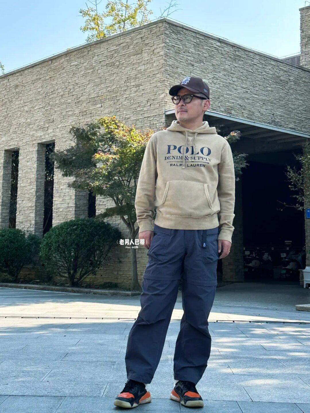 50+男人穿搭｜卡其色连帽卫衣穿出少年感