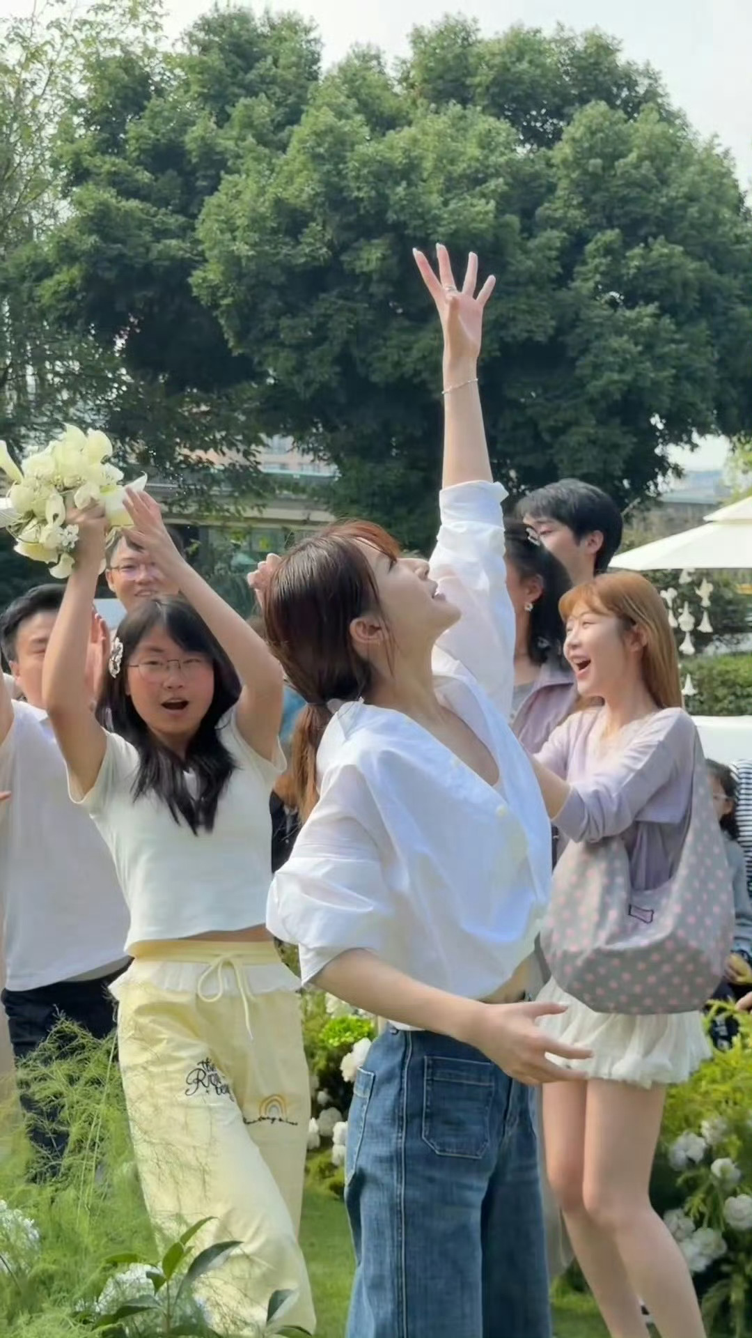 赵露思国庆参加婚礼，好漂亮，越素越美丽[心] ​​​