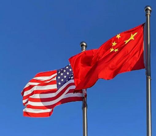 中美关系近期或将迎来新变局。短短一周内，中国密集买入近100万吨美国大豆。据路透