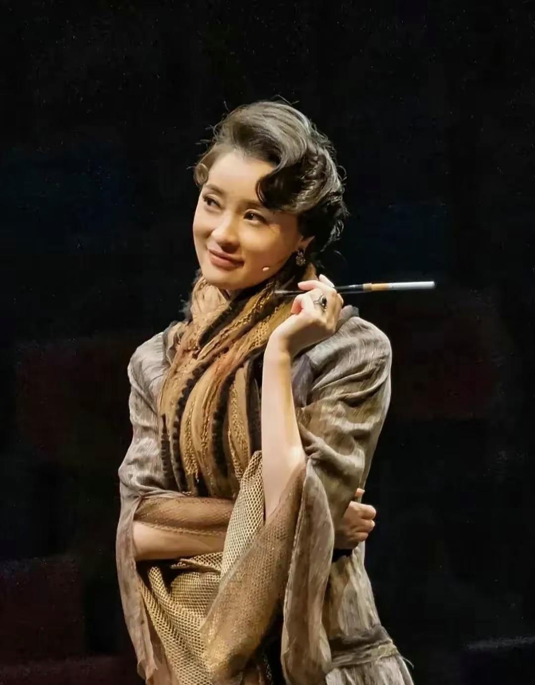 吴越好美呀！骨子里透着优雅知性，人淡如菊，稍稍一打扮立马惊艳。她是个非常有文化内