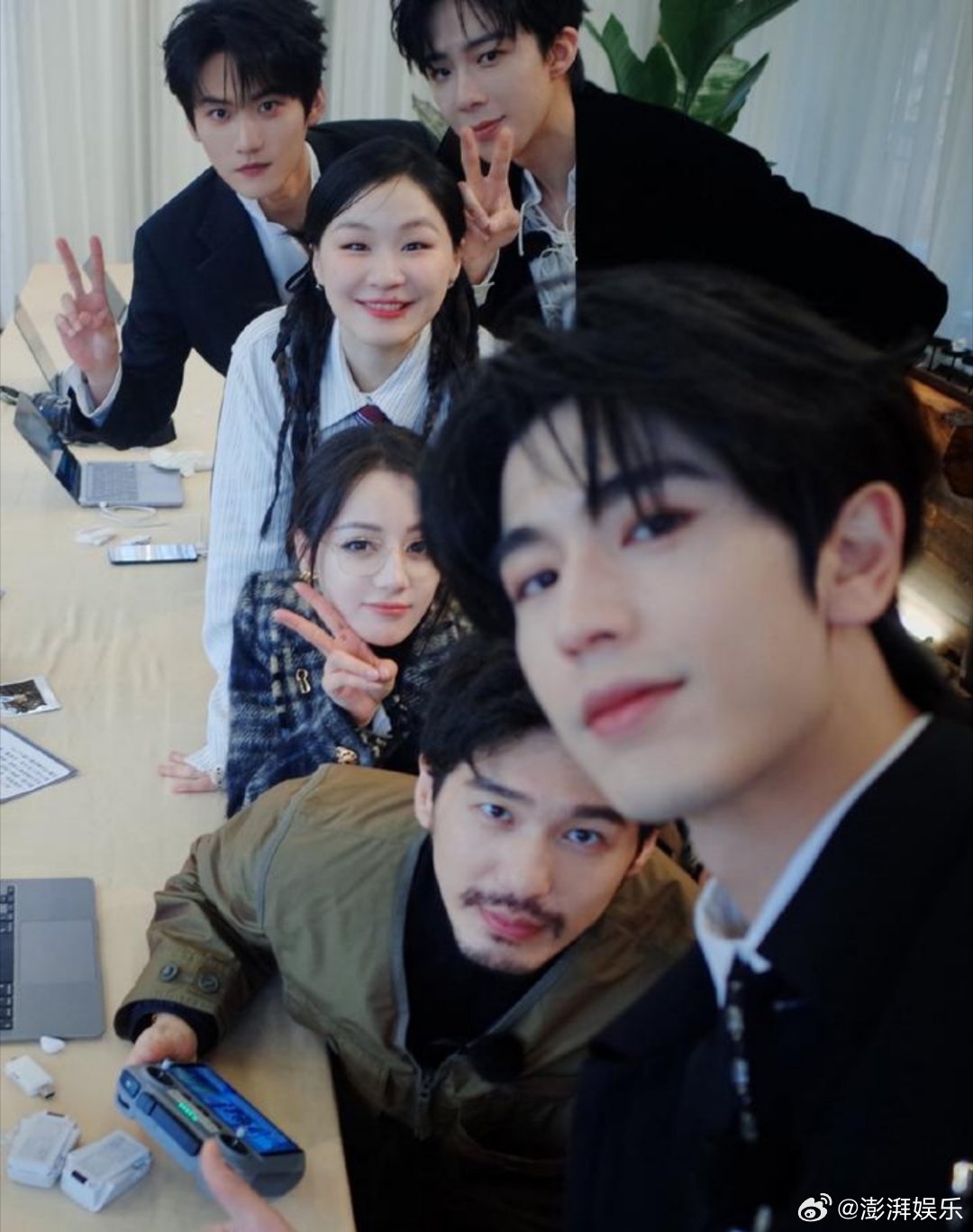 张凌赫知道热巴白宇退出开推的反应被问热巴白宇是否退出开推，张凌赫反复强调“群里确