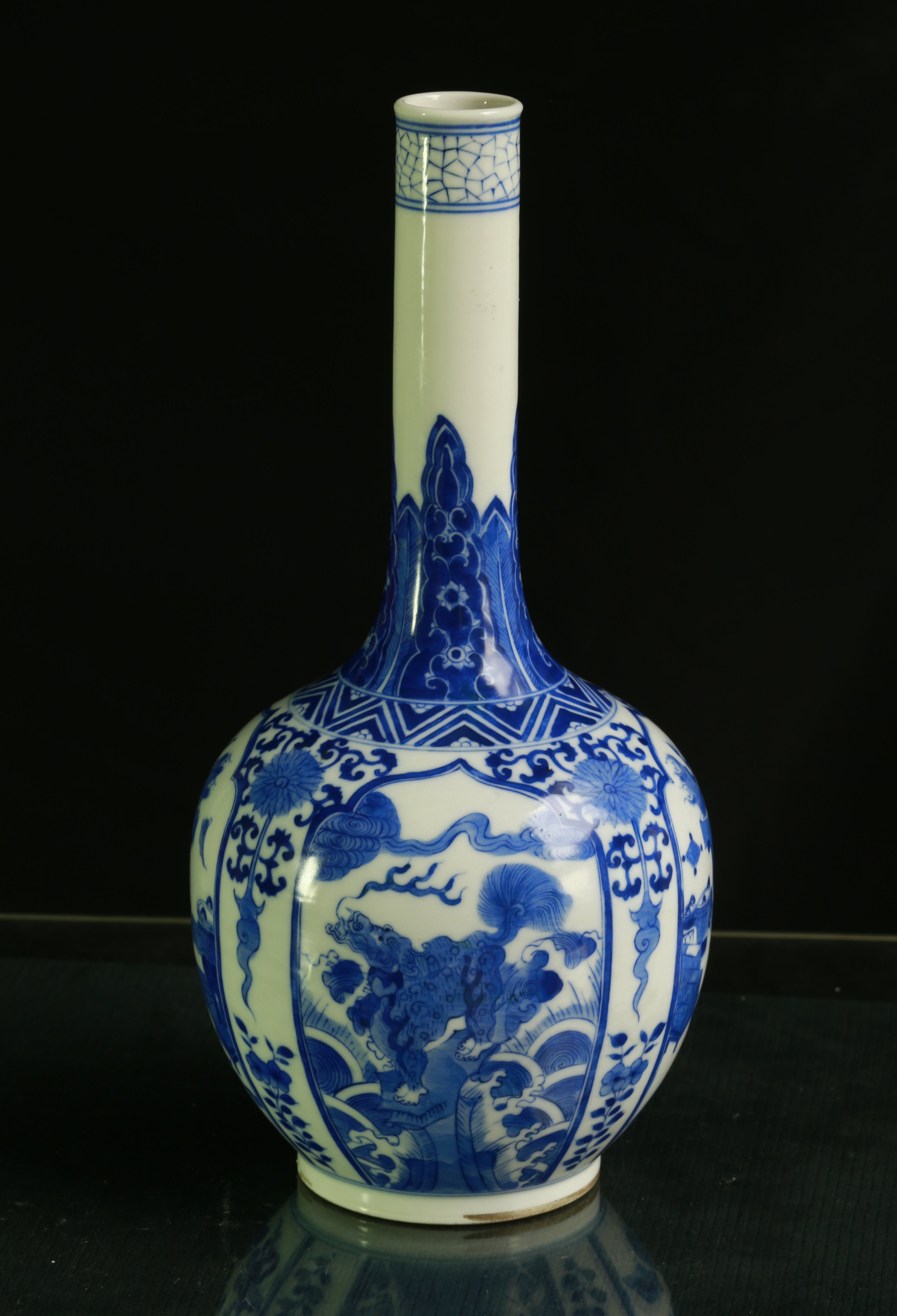 清康熙 . 青花开窗海水瑞兽清供纹长颈瓶 一件尺寸：重570克，高25.7厘米，