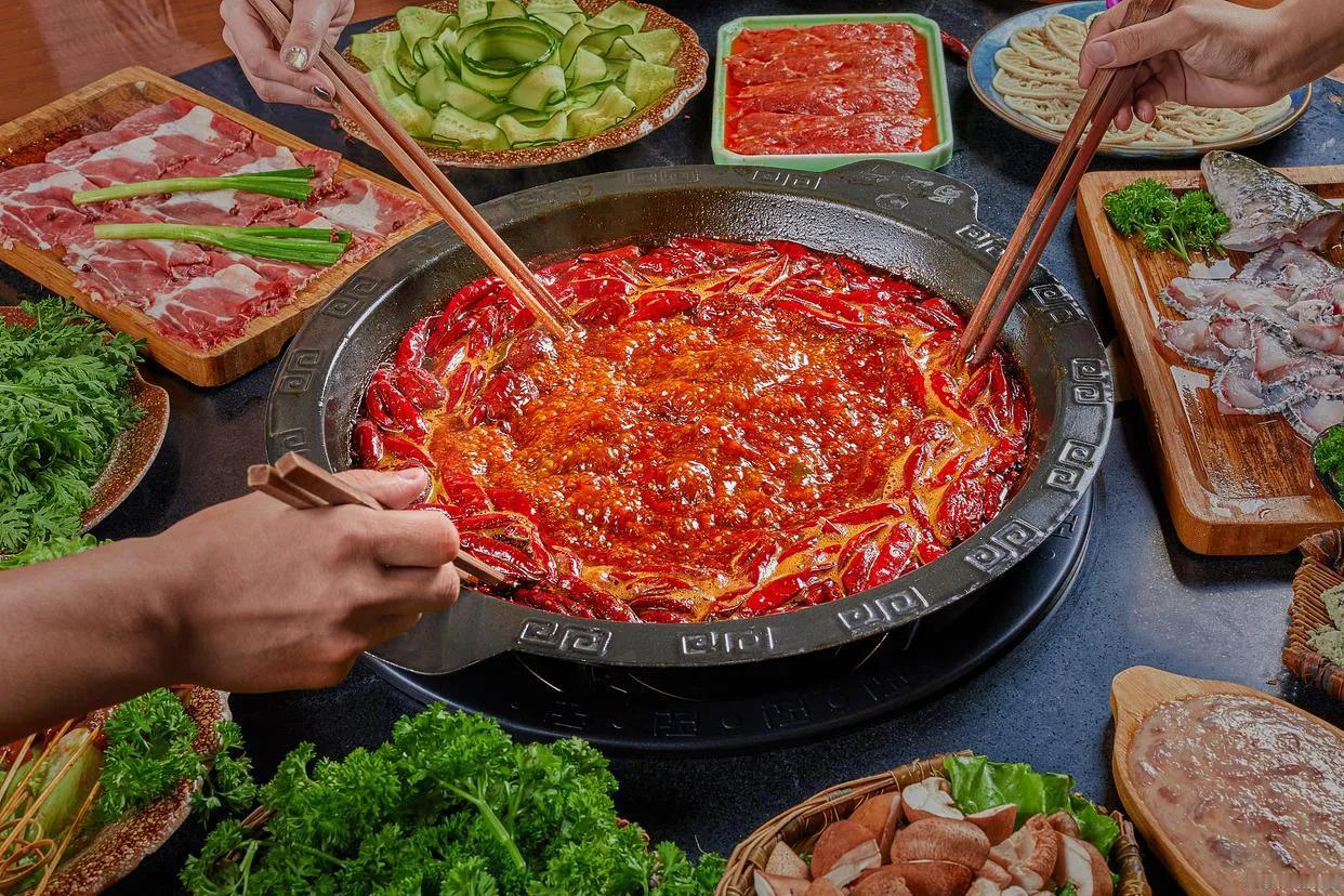 重庆火锅可以说是重庆这座城市的灵魂。牛油锅底、花椒辣椒翻滚，搭配毛肚、黄喉、鸭肠