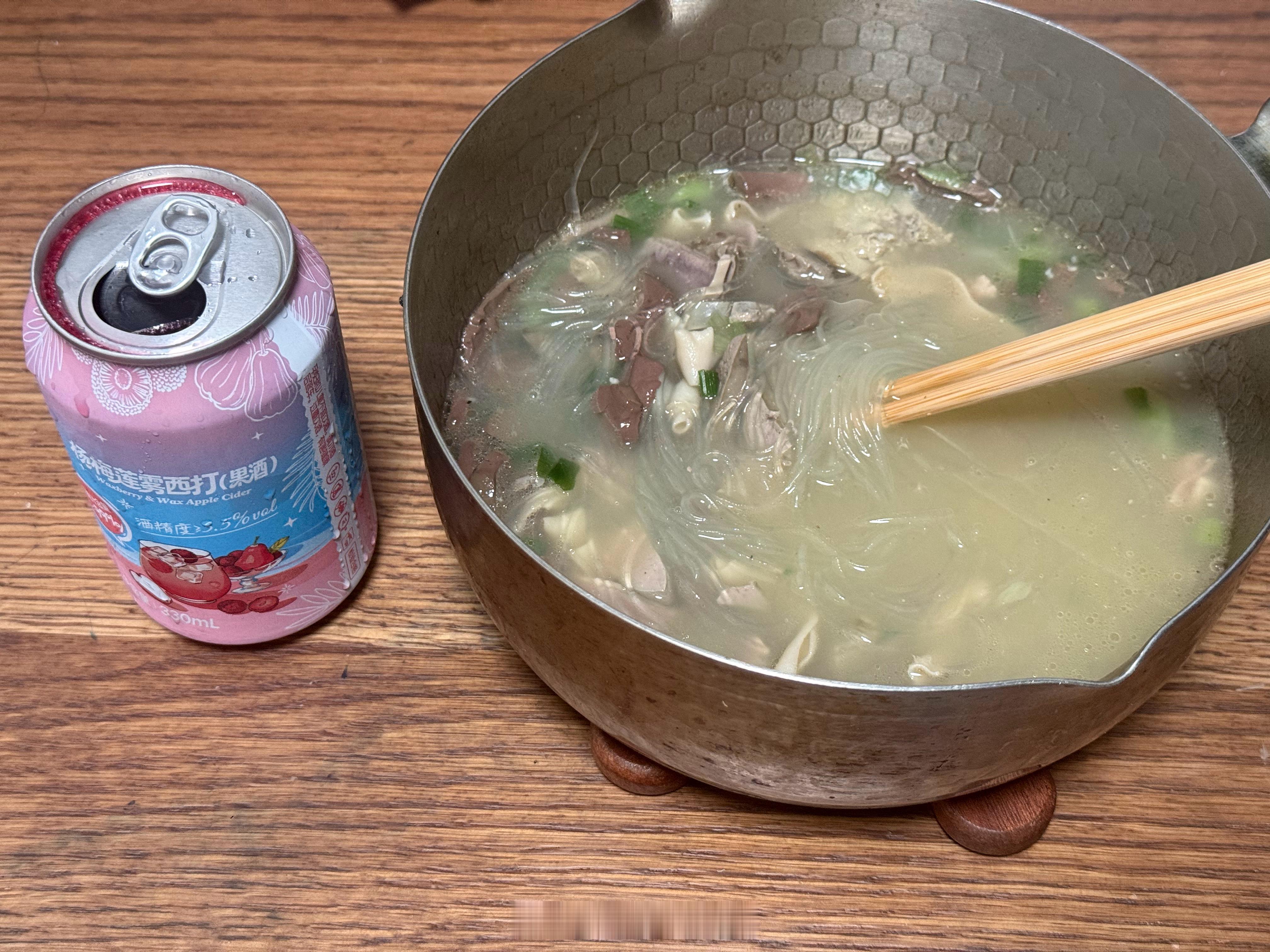 晚上是意志力薄弱的时候，我无法说服自己回家洗洗就睡，就是嘴馋想吃点喝点，今晚我不