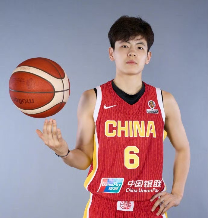 杨舒予担任中国女篮队长｜杨舒予从三人女篮，一步步打到现在的女篮队长，挺不容易的。