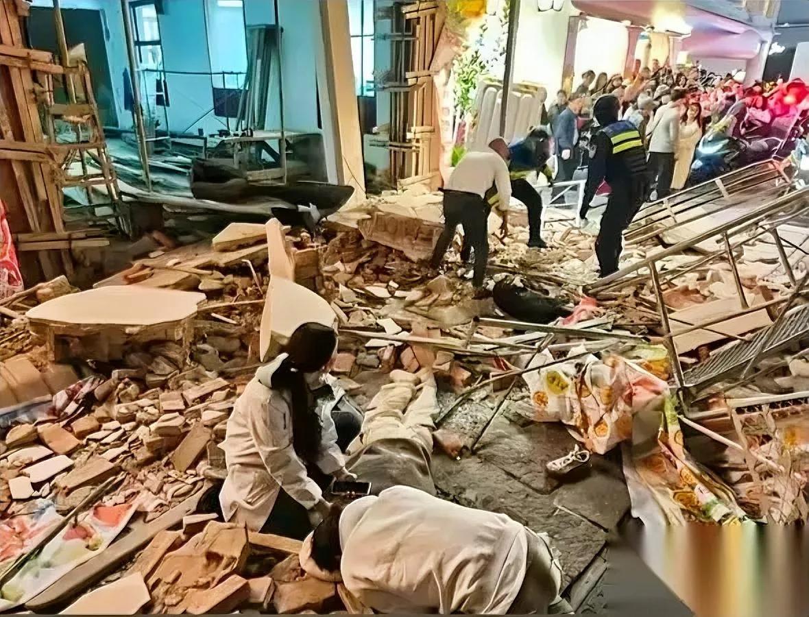 又塌了！长沙教训还不够？

万圣节夜，潮宗街传来巨响。一家店铺装修时外墙突然倒塌