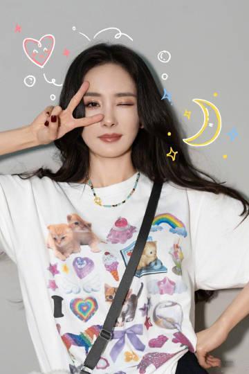 杨幂腮红毛衣跨年营业 真的是甜美程度满分呀，杨幂腮红毛衣跨年营业，粉粉嫩嫩的造型