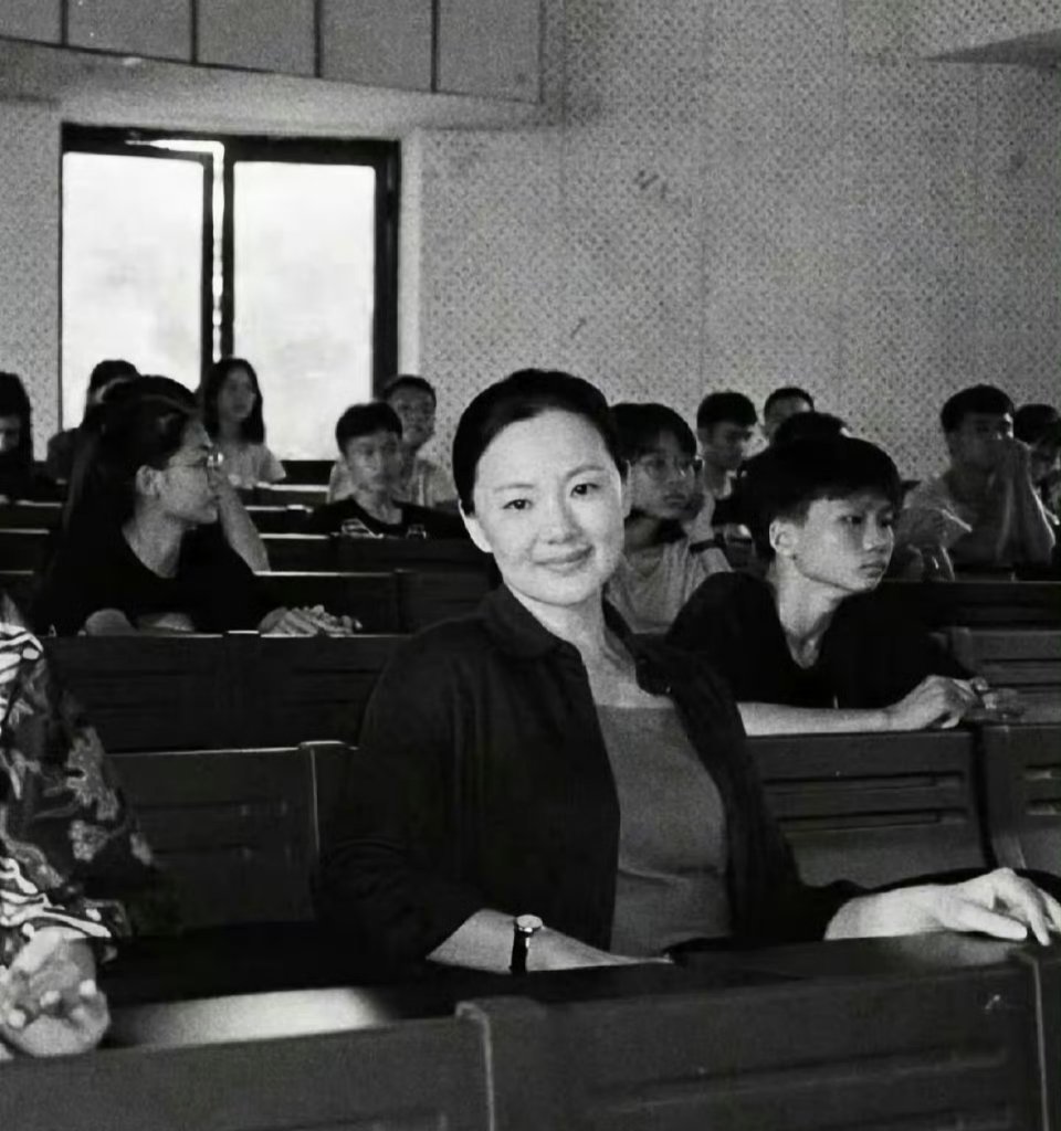 咏梅真是优雅叛逆的绝佳结合！金鸡奖后坦然面对，转头就发“新的一天该有的都会有”，