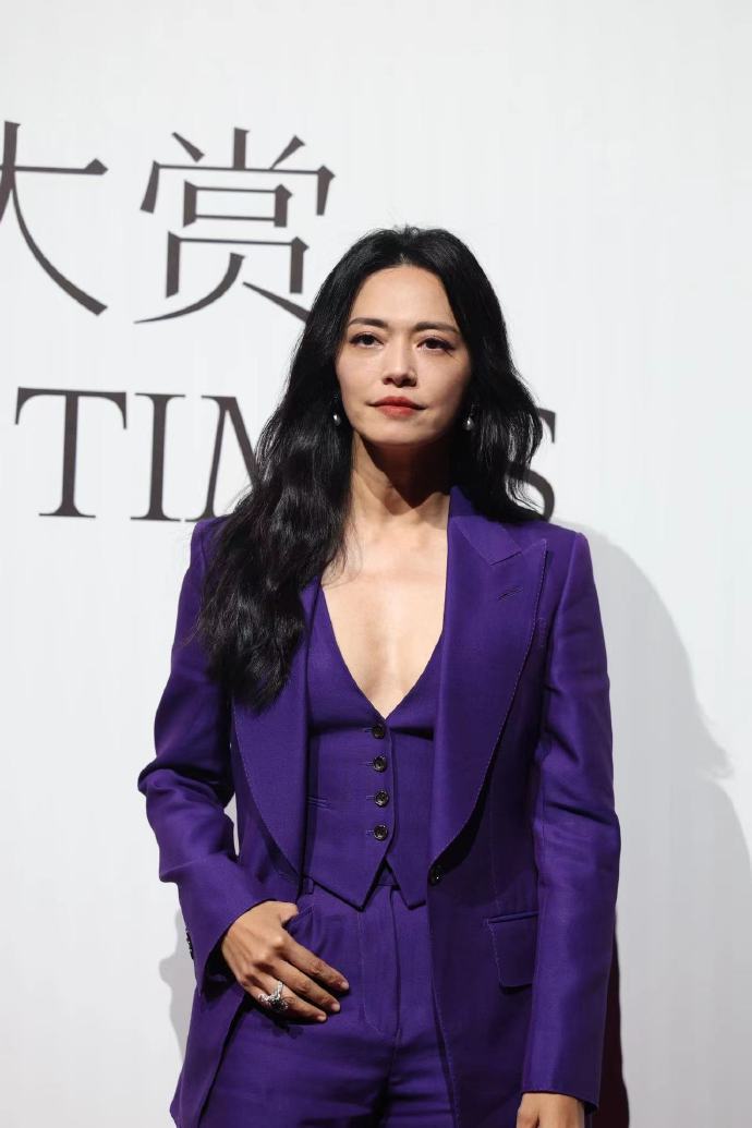 #姚晨紫气东来西服套装##差点以为姚晨要骑车去红毯了# 姚晨身着紫气东来西服套装