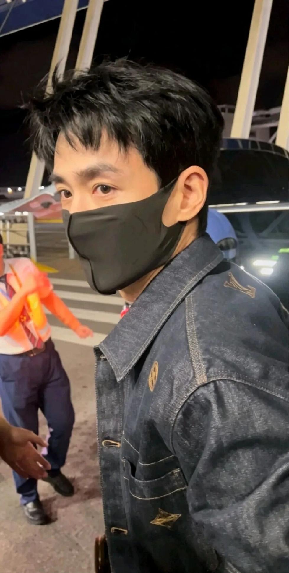 朱一龙背着行囊前往法国巴黎再次参加时装周活动，他这为国出征的美貌即使戴着口罩都挡