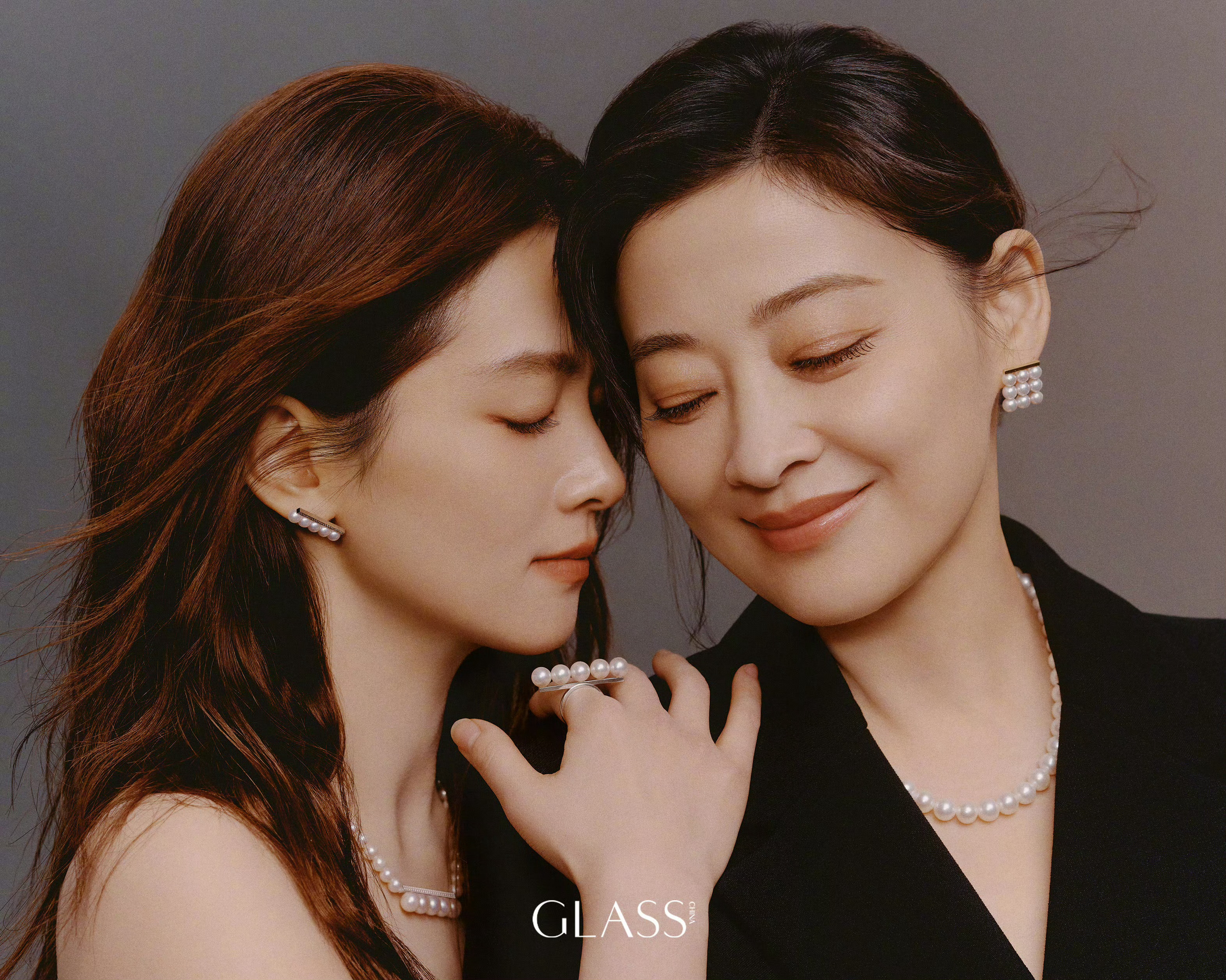 梅婷、陈昊宇亮相GLASS中文版三月开季刊封面人物，身穿Prada 2026春夏