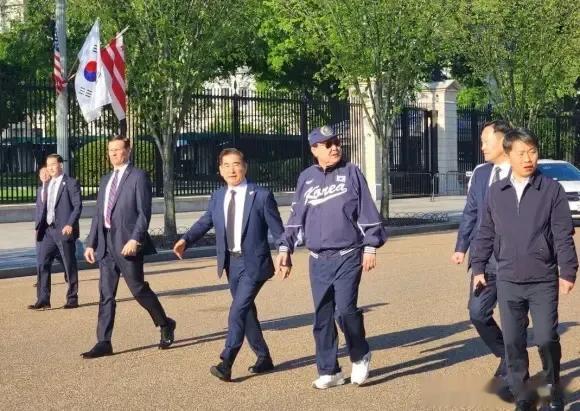 这是有多心急！抵美第二天一早，韩国总统尹熙悦就在白宫门外大街上遛弯，等待召见！
