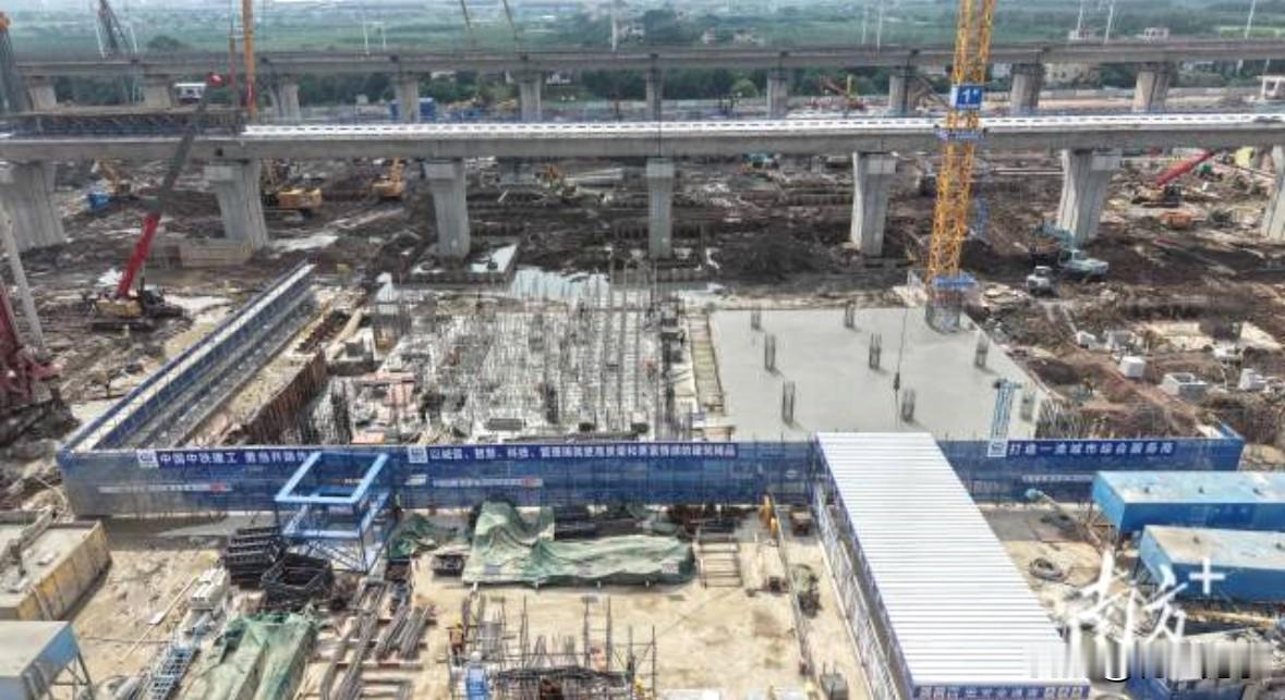 高铁南沙站迎来新消息：首块底板混凝土浇筑施工圆满完成。

这也代表高铁南沙站正式