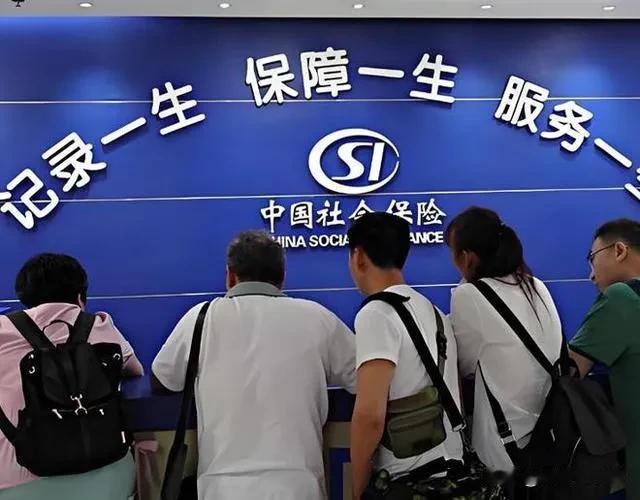 不用喊，不用叫。只要你参加了社保，无论哪种，每年就有养老金调整的机会，主要是依据