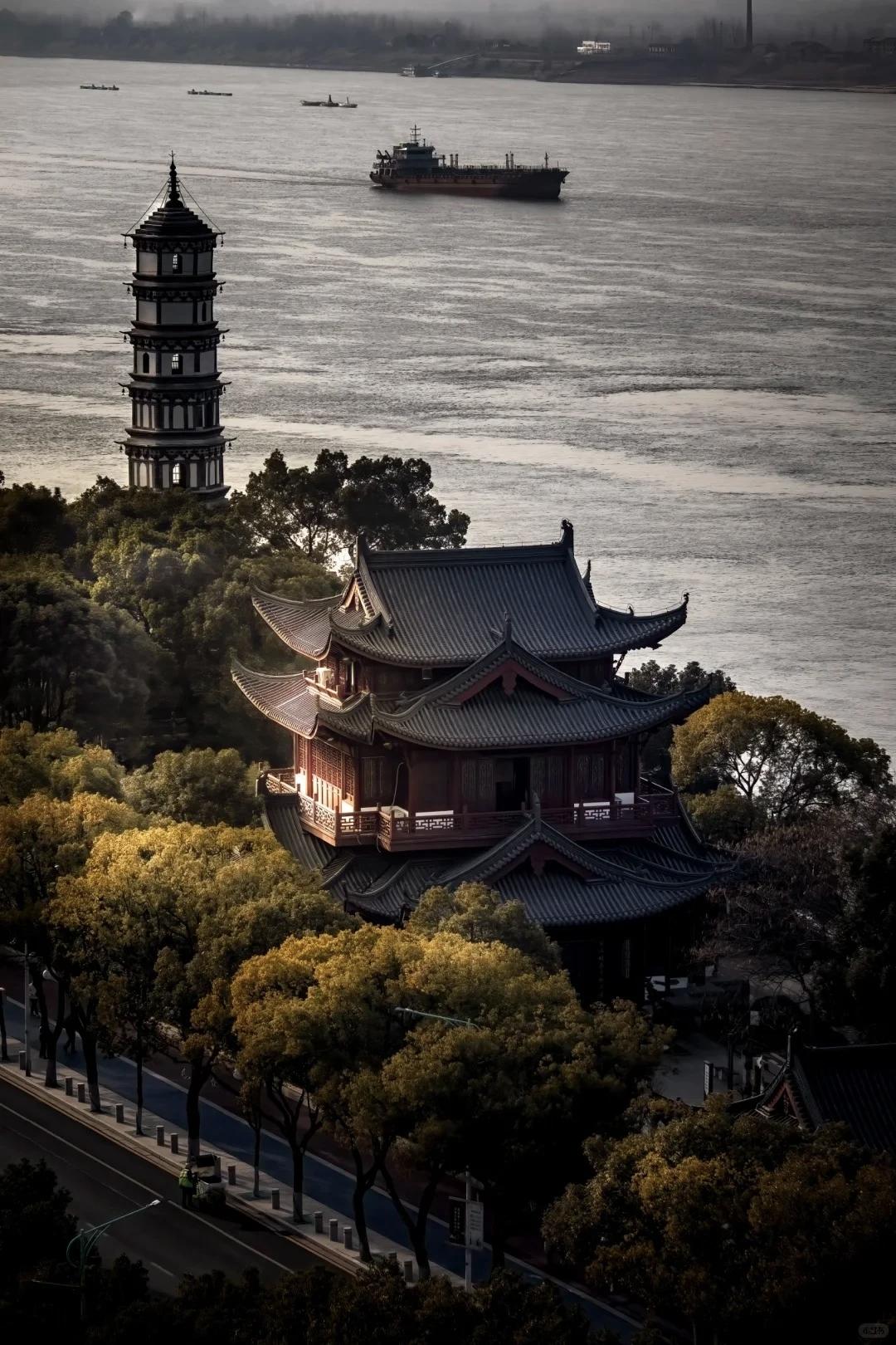 【俗话说，恶人自有恶人磨，白天做了亏心事，夜里才会恶梦缠身】
        俗