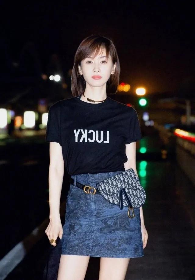 王子文机场夜景私服，小个子显高模板来了！
黑字母T恤+高腰牛仔短裙，塞衣摆拉高腰