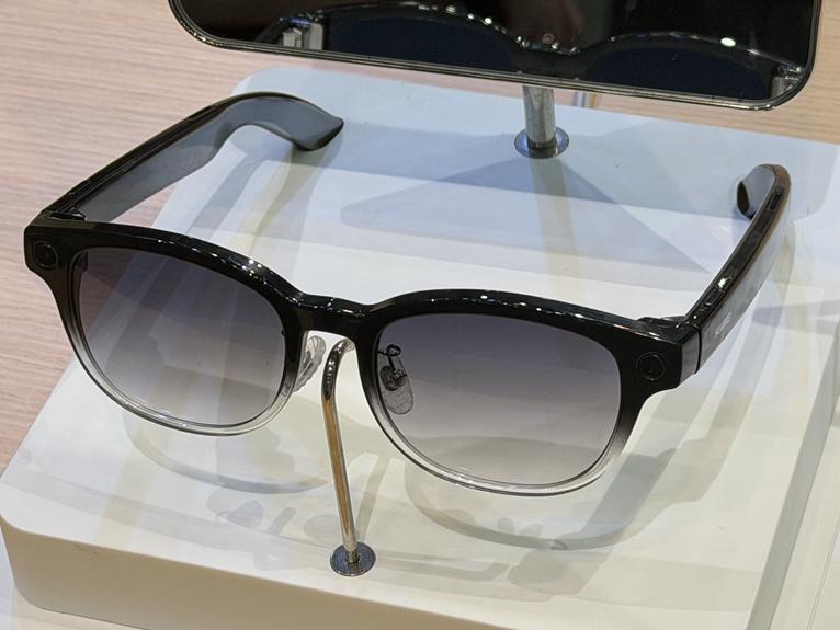 华为于4月20日正式推出首款鸿蒙AI眼镜，产品起售价为2499元，计划于4月25