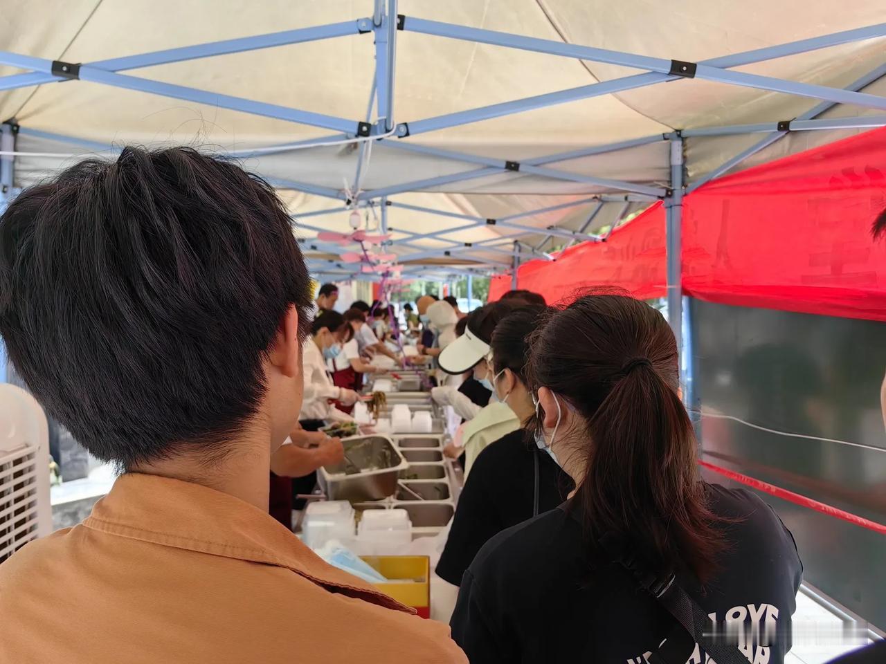 渭南兴德名宴酒店小食堂价格收费不合理。凉菜6，7，8元三种价格，拼装就高不就低，